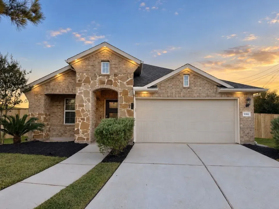 3 Bed 2 Bath Modern Contemporary Residence in Pearland, TX - 2