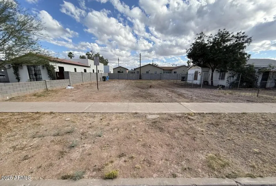 3 Bed 2 Bath Modern Contemporary Residence in Phoenix, AZ - 4