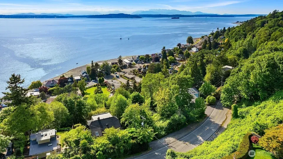 3 Bed 2 Bath Modern Contemporary Residence in Seattle, WA - 2