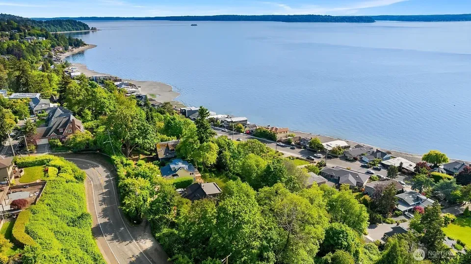 3 Bed 2 Bath Modern Contemporary Residence in Seattle, WA - 3