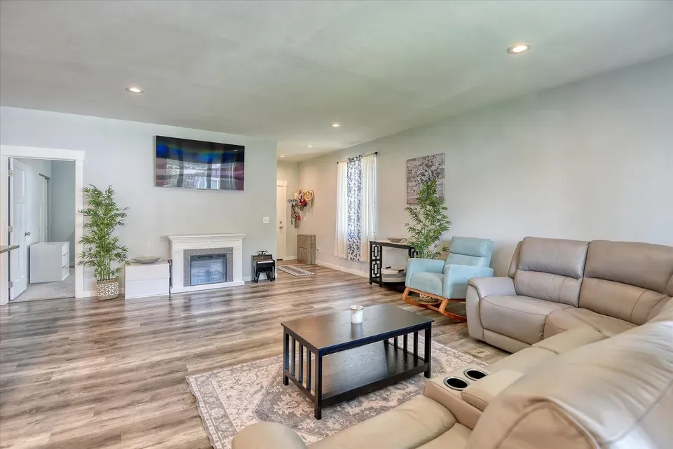 3 Bed 2 Bath Modern Contemporary Residence in Spokane, WA - 4