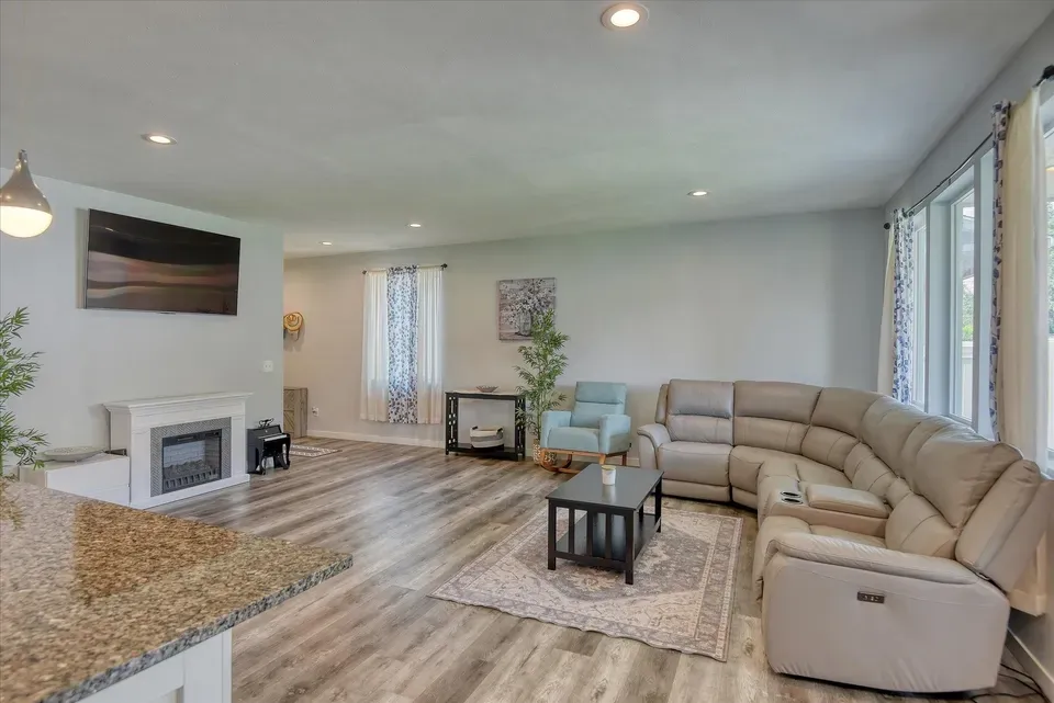 3 Bed 2 Bath Modern Contemporary Residence in Spokane, WA - 5