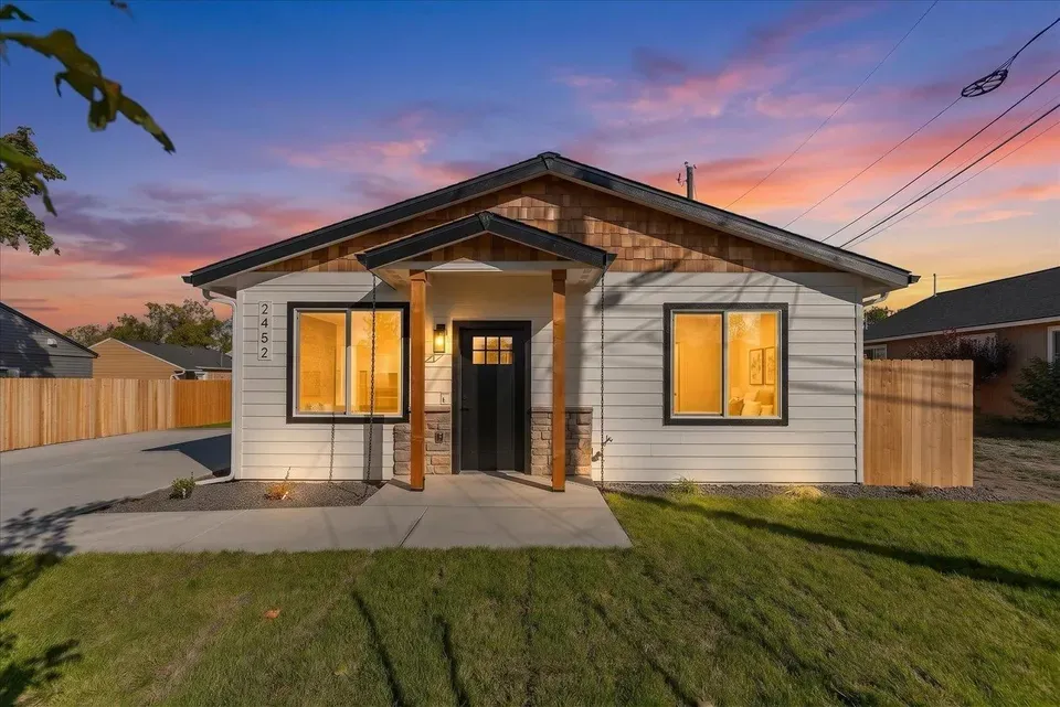 3 Bed 2 Bath Modern Contemporary Residence in Spokane, WA
