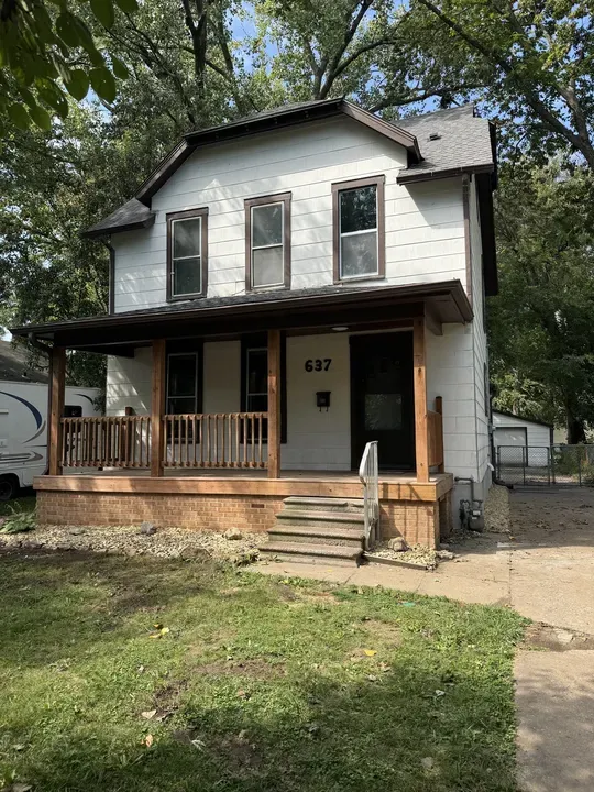 3 Bed 2 Bath Modern Contemporary Residence in Topeka, KS - 1