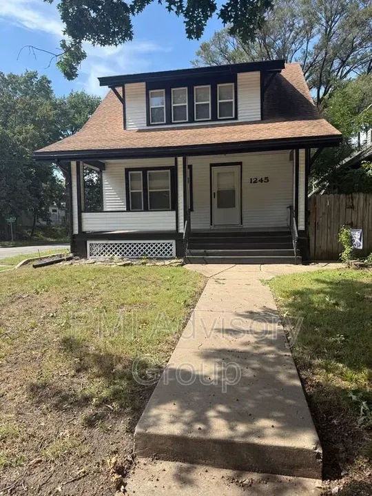3 Bed 2 Bath Modern Contemporary Residence in Topeka, KS - 1