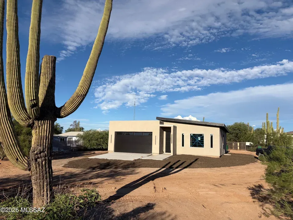 3 Bed 2 Bath Modern Contemporary Residence in Tucson, AZ - 2