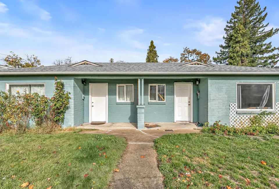 3 Bed 2 Bath Multi-Unit Residential Property in Medford, OR - 1