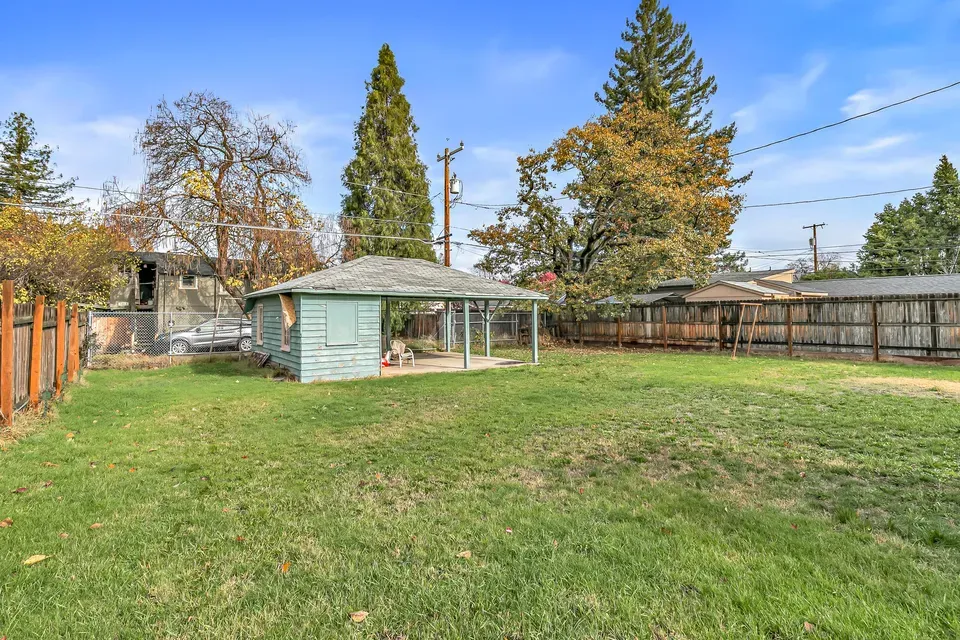3 Bed 2 Bath Multi-Unit Residential Property in Medford, OR - 2