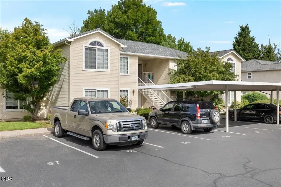 3 Bed 2 Bath Multi-Unit Residential Property in Medford, OR - 2