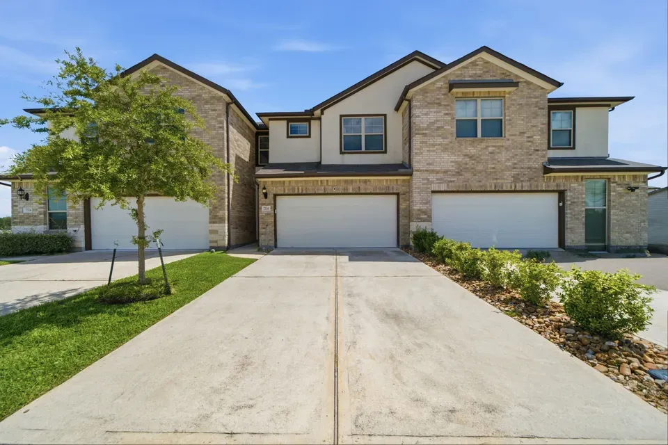 3 Bed 2 Bath Multi-Unit Residential Property in Pearland, TX - 2