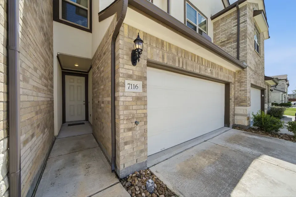 3 Bed 2 Bath Multi-Unit Residential Property in Pearland, TX - 3