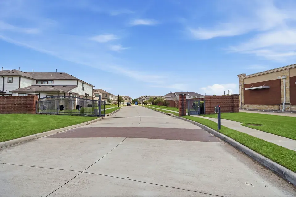 3 Bed 2 Bath Multi-Unit Residential Property in Pearland, TX - 4