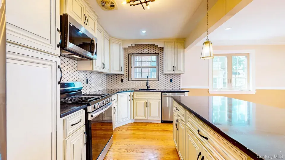 3 Bed 2 Bath Multi-Unit Residential Property in Queens, NY - 5