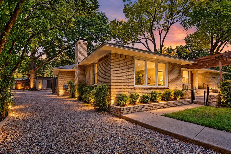 3 Bed 2 Bath Traditional Craftsman in Dallas, TX