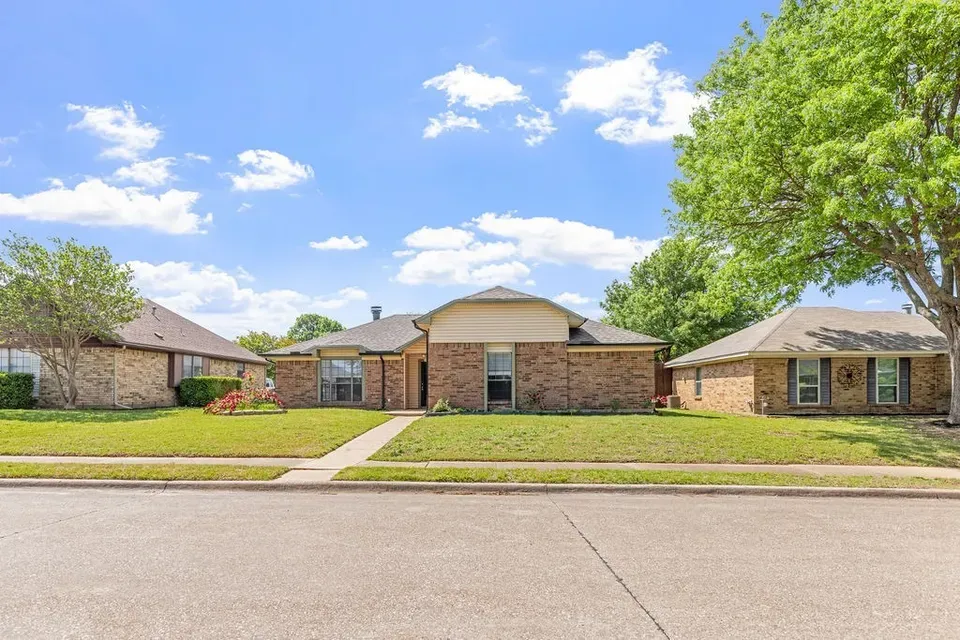3 Bed 2 Bath Traditional Suburban Family Home in Allen, TX - 2