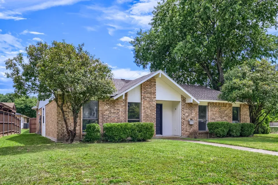 3 Bed 2 Bath Traditional Suburban Family Home in Allen, TX - 2