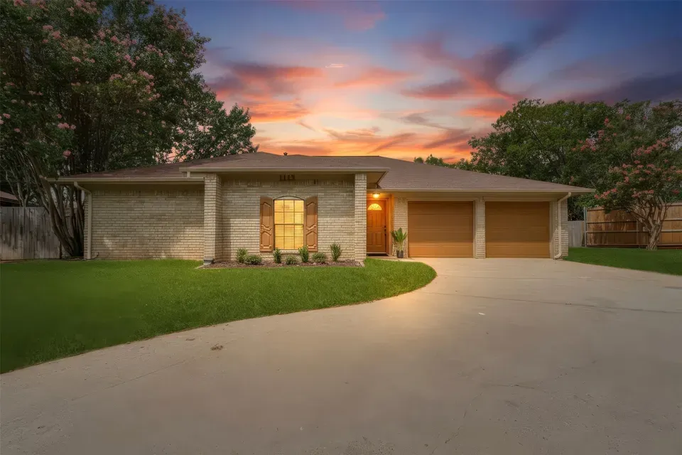 3 Bed 2 Bath Traditional Suburban Family Home in Allen, TX