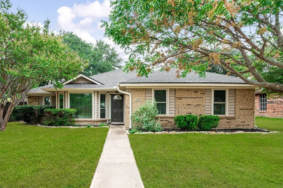 3 Bed 2 Bath Traditional Suburban Family Home in Allen, TX