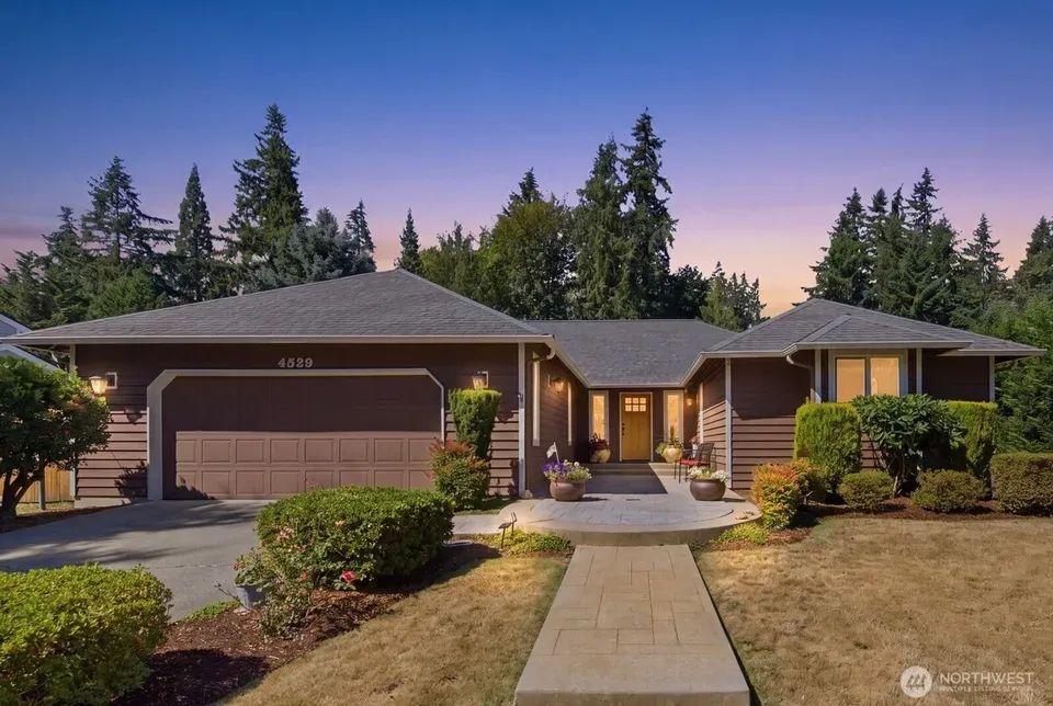 3 Bed 2 Bath Traditional Suburban Family Home in Bellevue, WA