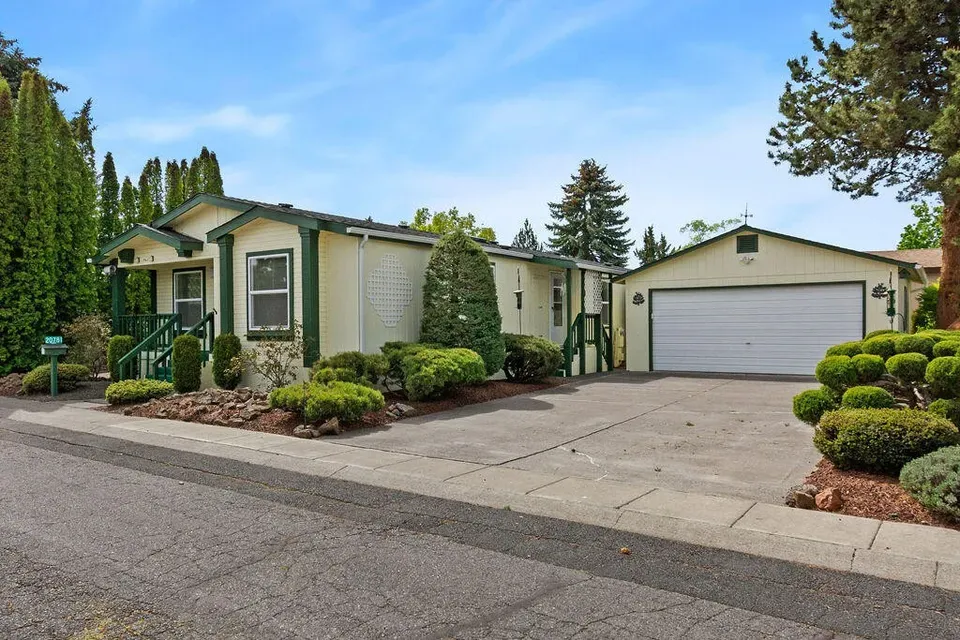 3 Bed 2 Bath Traditional Suburban Family Home in Bend, OR - 2