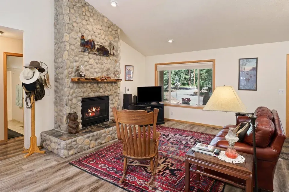 3 Bed 2 Bath Traditional Suburban Family Home in Bend, OR - 5