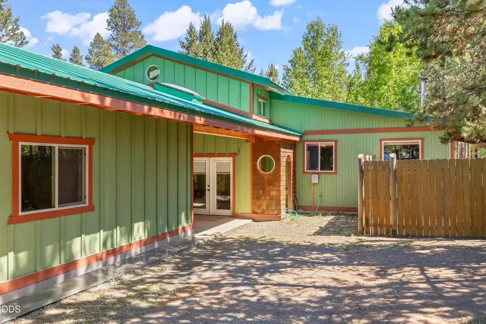 3 Bed 2 Bath Traditional Suburban Family Home in Bend, OR - 1