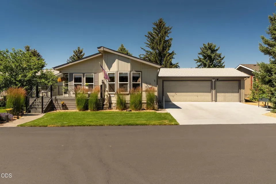 3 Bed 2 Bath Traditional Suburban Family Home in Bend, OR - 1