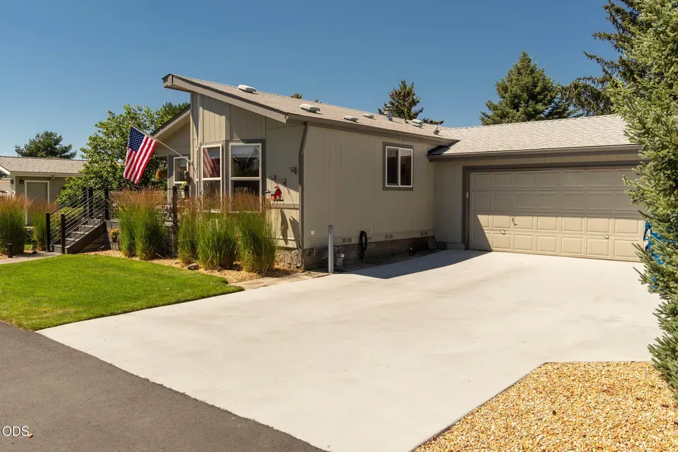 3 Bed 2 Bath Traditional Suburban Family Home in Bend, OR - 3