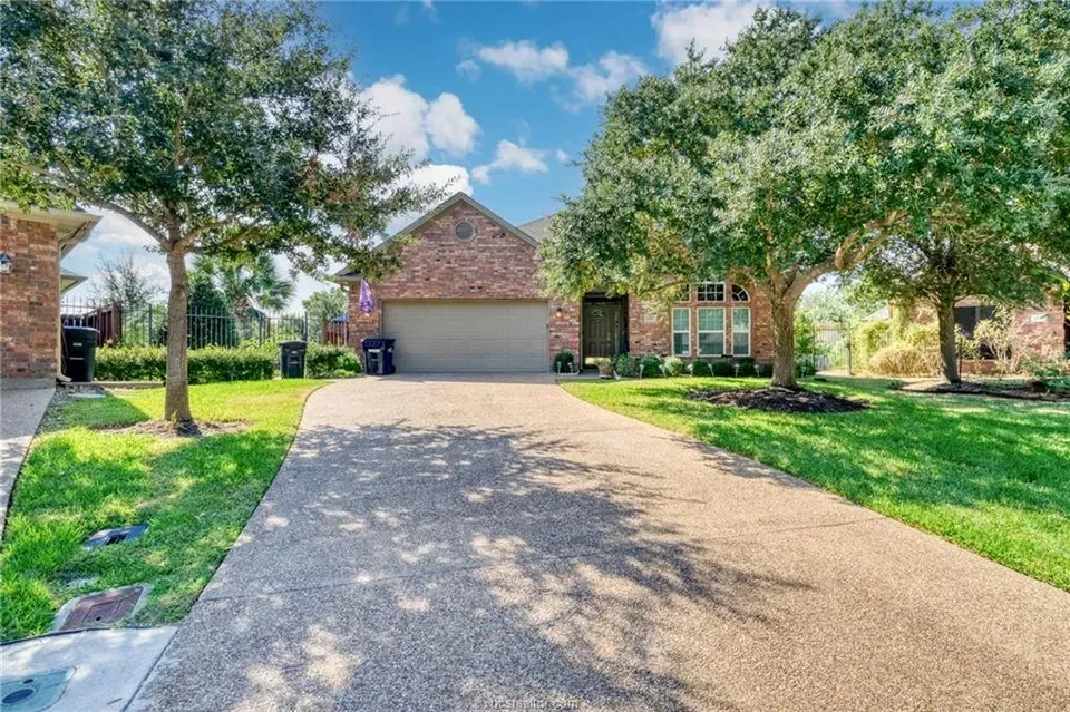 3 Bed 2 Bath Traditional Suburban Family Home in College Station, TX
