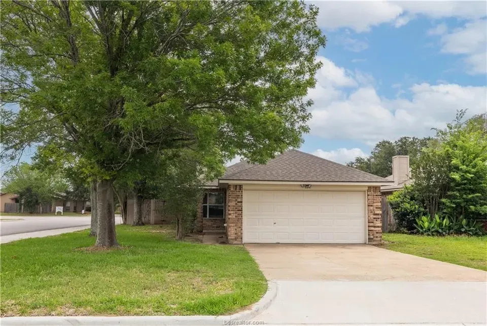 3 Bed 2 Bath Traditional Suburban Family Home in College Station, TX - 1