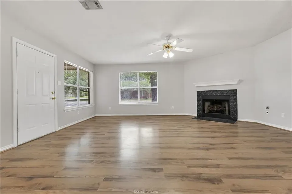 3 Bed 2 Bath Traditional Suburban Family Home in College Station, TX - 3