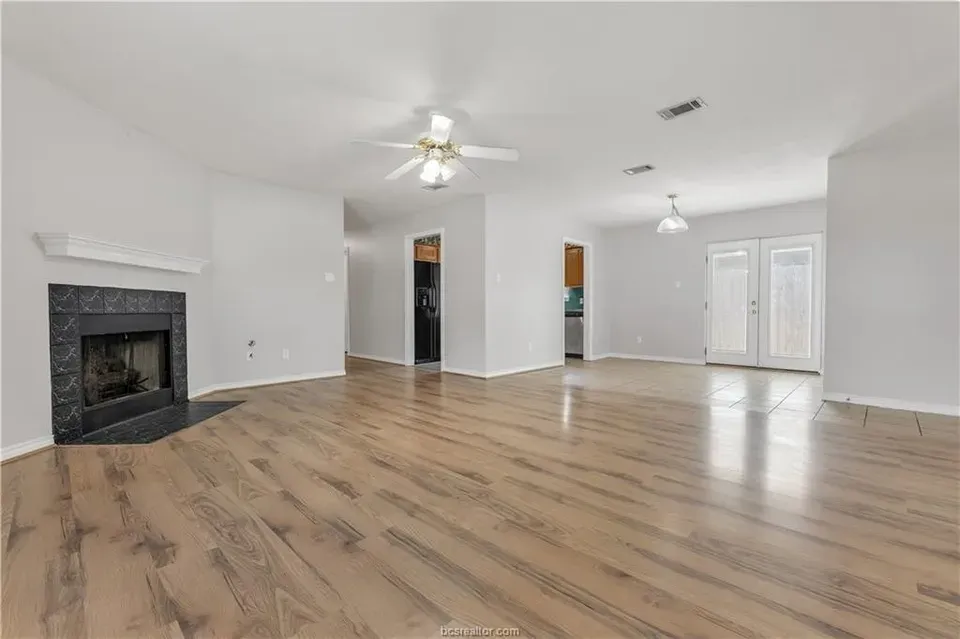 3 Bed 2 Bath Traditional Suburban Family Home in College Station, TX - 4