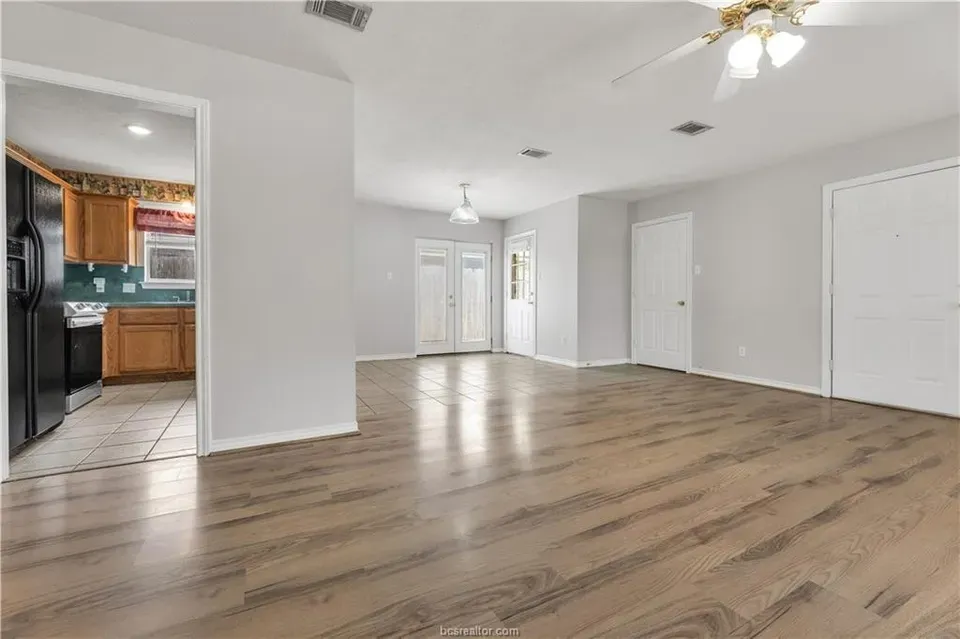 3 Bed 2 Bath Traditional Suburban Family Home in College Station, TX - 5