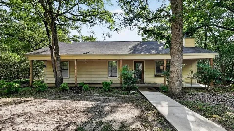 3 Bed 2 Bath Traditional Suburban Family Home in College Station, TX - 1