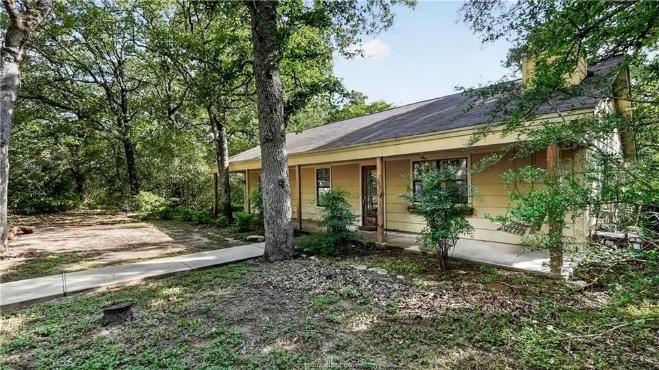 3 Bed 2 Bath Traditional Suburban Family Home in College Station, TX - 3