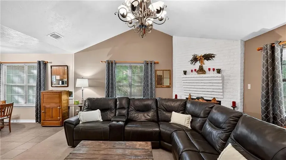 3 Bed 2 Bath Traditional Suburban Family Home in College Station, TX - 5