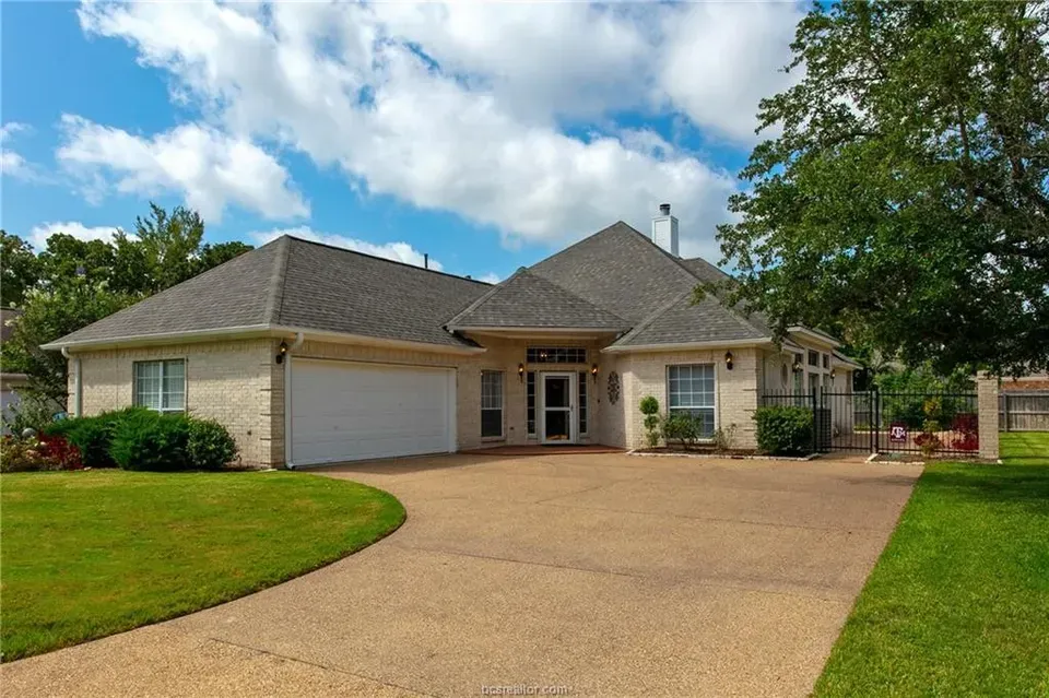 3 Bed 2 Bath Traditional Suburban Family Home in College Station, TX - 1