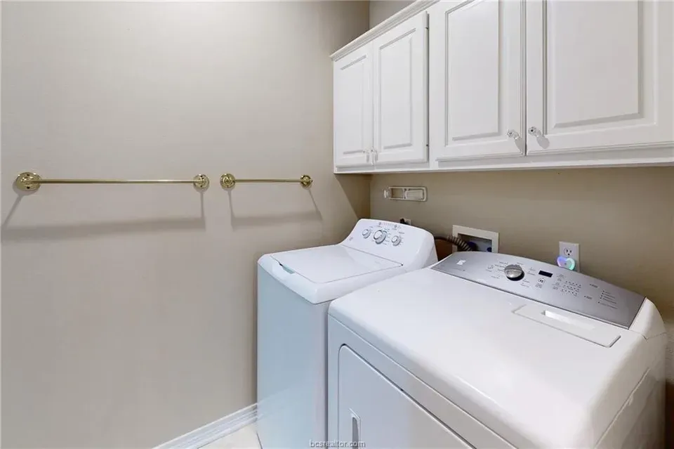 3 Bed 2 Bath Traditional Suburban Family Home in College Station, TX - 3