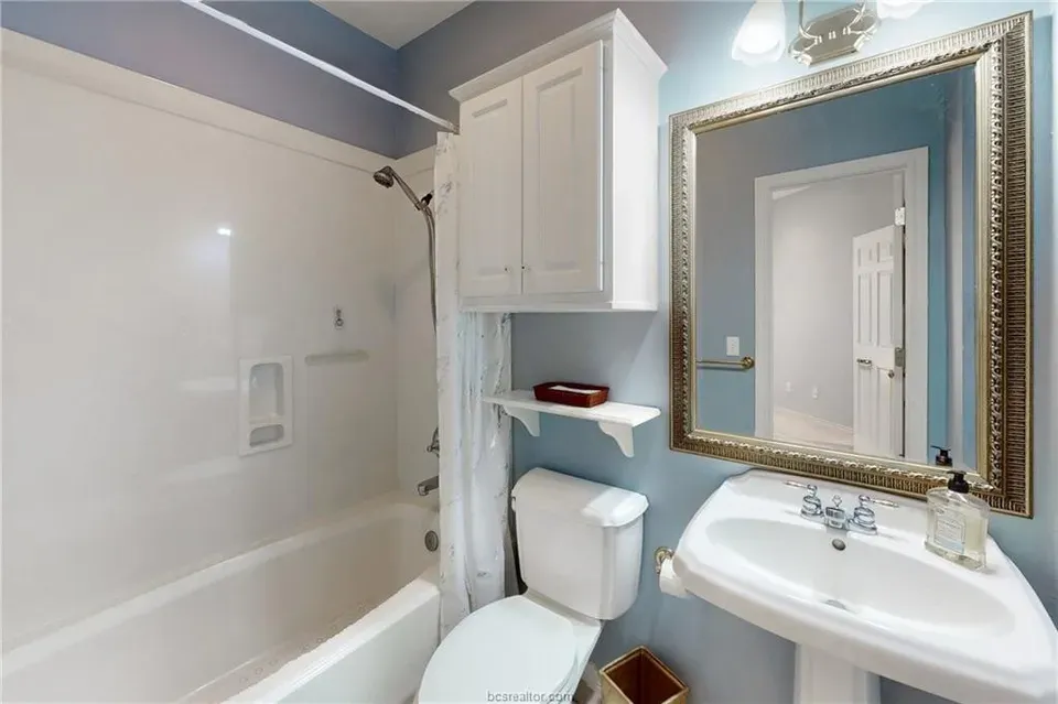 3 Bed 2 Bath Traditional Suburban Family Home in College Station, TX - 5