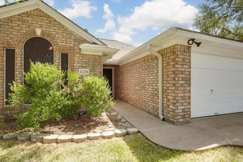 3 Bed 2 Bath Traditional Suburban Family Home in College Station, TX