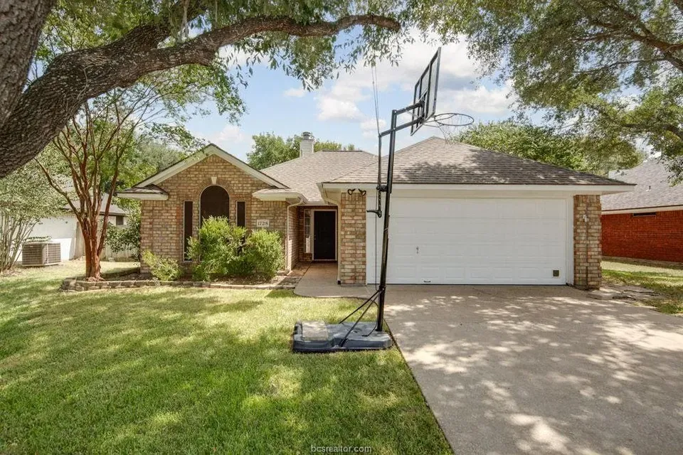 3 Bed 2 Bath Traditional Suburban Family Home in College Station, TX - 2