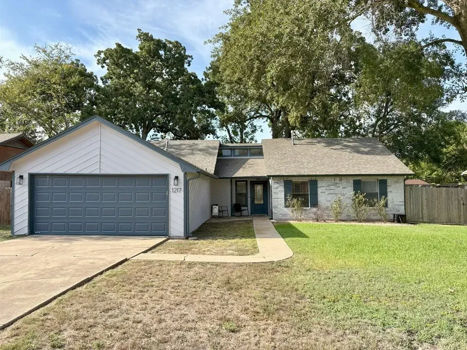 3 Bed 2 Bath Traditional Suburban Family Home in College Station, TX