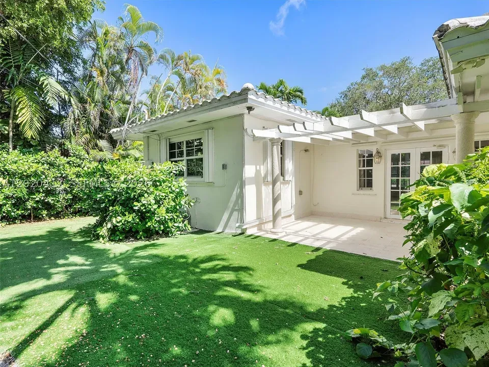 3 Bed 2 Bath Traditional Suburban Family Home in Coral Gables, FL - 2