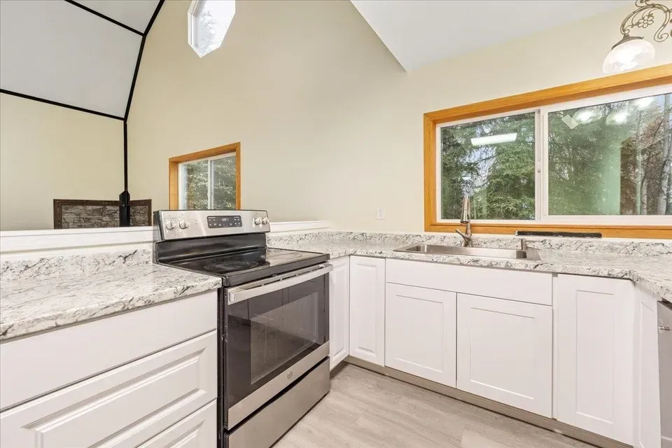 3 Bed 2 Bath Traditional Suburban Family Home in Fairbanks, AK - 2