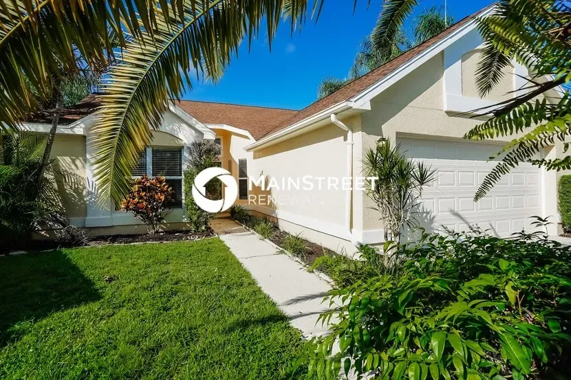 3 Bed 2 Bath Traditional Suburban Family Home in Fort Myers, FL - 2