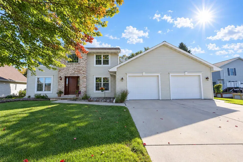 3 Bed 2 Bath Traditional Suburban Family Home in Green Bay, WI - 1