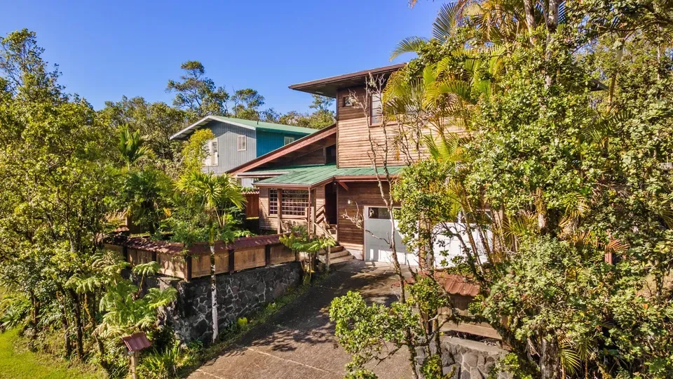 3 Bed 2 Bath Traditional Suburban Family Home in Hilo, HI