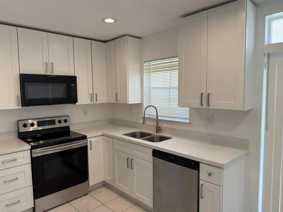 3 Bed 2 Bath Traditional Suburban Family Home in Hollywood, FL - 2