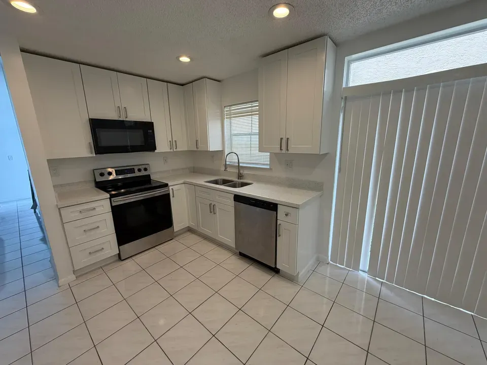 3 Bed 2 Bath Traditional Suburban Family Home in Hollywood, FL - 3