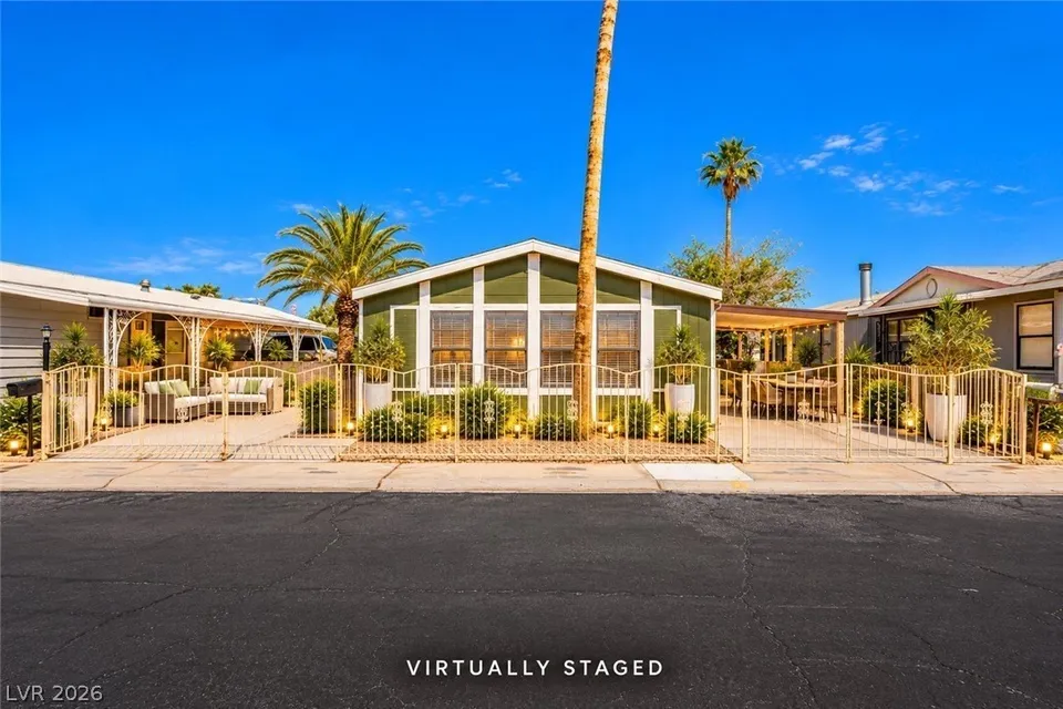 3 Bed 2 Bath Traditional Suburban Family Home in Las Vegas, NV - 3